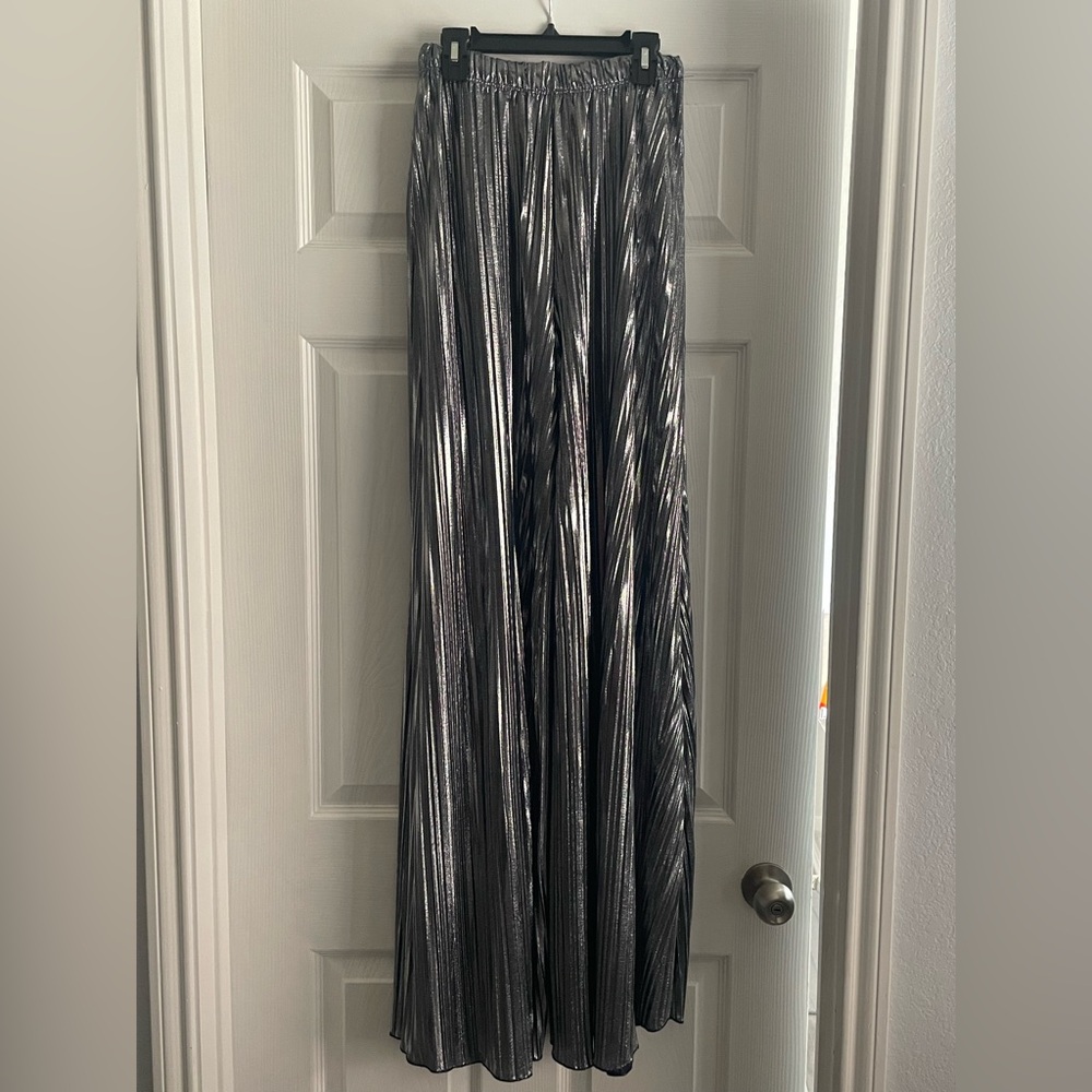 ICCON Pleated Metallic Wide Leg Pants
-Size Small
-Gently worn